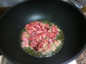 放入兔肉煸炒变色。