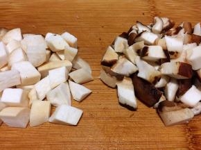 杏鲍菇和香菇切成块备用。