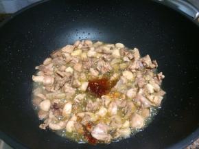 放入一勺豆瓣酱翻炒出香味。