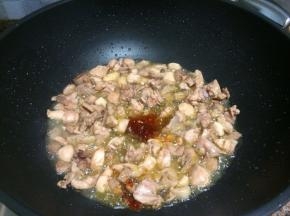 放入一勺豆瓣酱翻炒出香味。