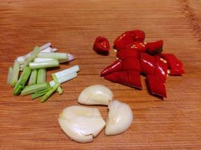 将蒜拍扁，辣椒葱头切段。