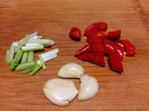 将蒜拍扁，辣椒葱头切段。