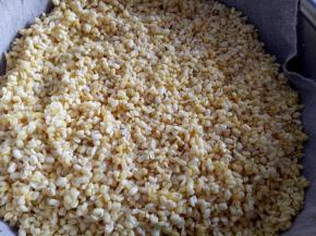 冲洗好的绿豆放蒸屉里，下面铺一块笼布