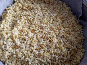 冲洗好的绿豆放蒸屉里，下面铺一块笼布