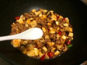 起锅前加入适量盐调味即可。