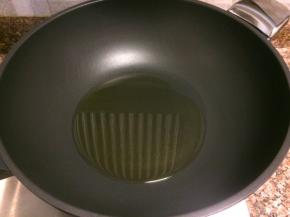 热锅倒油烧至八成热。