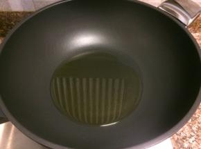 热锅倒油烧至八成热。