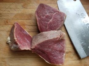 牛肉泡出血水，切小块一点。