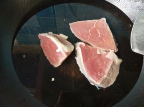 锅内放清水，牛肉冷水下锅，大火烧开。