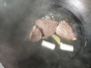 放入生姜，大葱，开中小火。