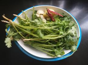 香菜，干辣椒，生姜，大蒜，香葱洗净。