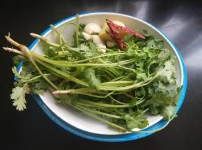 香菜，干辣椒，生姜，大蒜，香葱洗净。