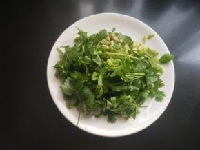 香菜切段。