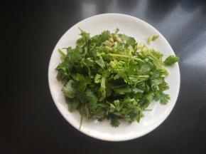 香菜切段。
