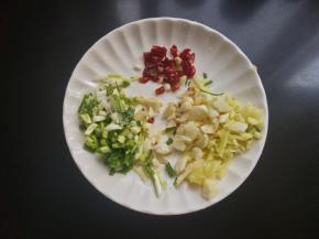 大蒜，生姜，干辣椒，香葱切碎。