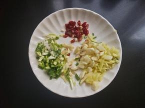 大蒜，生姜，干辣椒，香葱切碎。