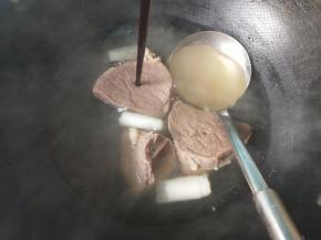 牛肉煮了40分钟，可以捞出来了。