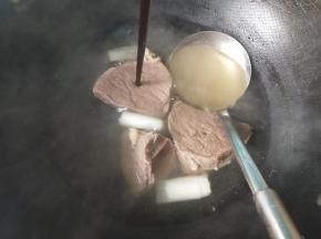 牛肉煮了40分钟，可以捞出来了。