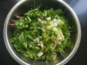 放入切好的香葱，香菜，大蒜，生姜。