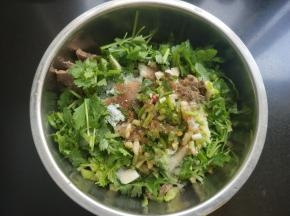 放入味极鲜酱油，陈醋，小麻油。