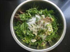 放入盐，白糖。