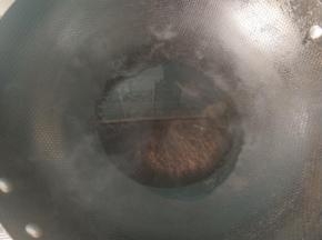 锅内放油，烧热。