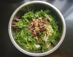 将油浇入碗中。