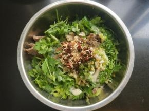 将油浇入碗中。