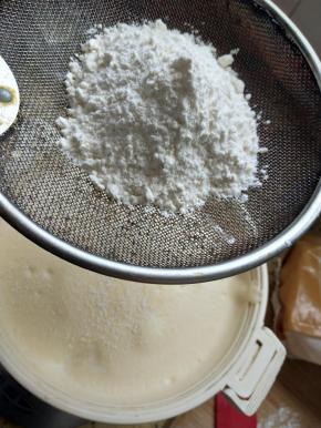 慢慢筛入面粉