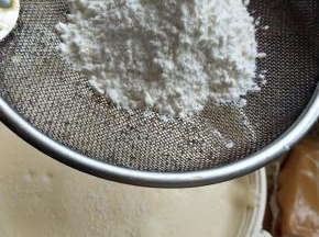 慢慢筛入面粉