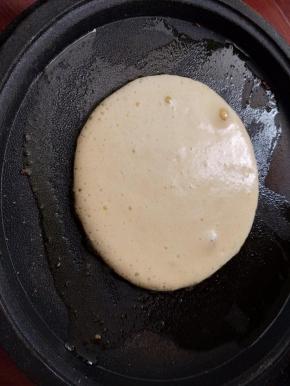 等表面蛋液凝固就可以反面