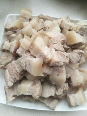 五花肉用水焯一下。凉水下锅水开捞出。