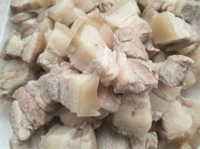 五花肉用水焯一下。凉水下锅水开捞出。