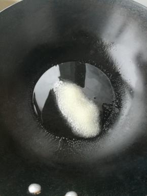 热锅凉油放入糖，糖变成咖啡色放肉。