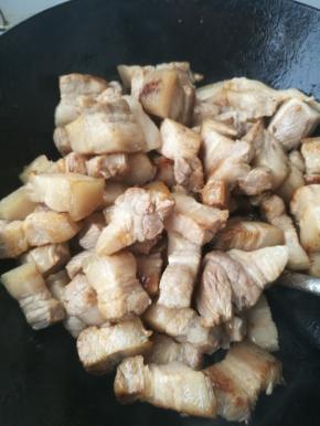 迅速翻炒，喷入料酒继续翻炒，要注意安全。