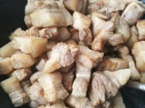 迅速翻炒，喷入料酒继续翻炒，要注意安全。