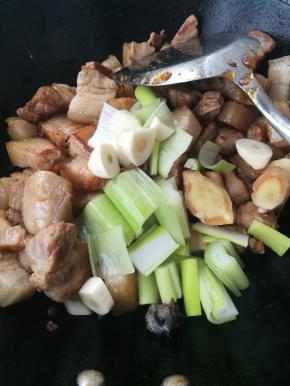 再放入花椒，葱姜蒜不停翻炒。