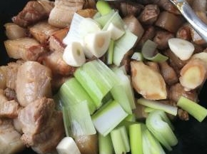 再放入花椒，葱姜蒜不停翻炒。