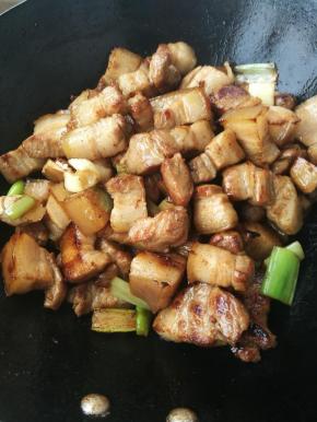 直到炒出香味。五花肉被炒出油。