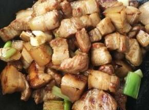 直到炒出香味。五花肉被炒出油。