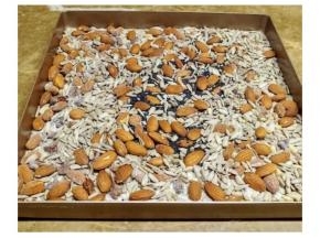 除了番茄干、提子干外，其他坚果放入烤箱180度15分钟，晾凉备用。