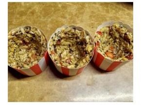 放入纸杯或模具上做成杯子形状，入烤箱180度25分钟，烤至边焦香