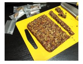 方形的烤好趁热撕开油纸，晾凉切块入封口袋，可存放四天，夏天要放冰箱里保存。