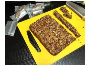 方形的烤好趁热撕开油纸，晾凉切块入封口袋，可存放四天，夏天要放冰箱里保存。