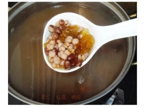 一小时后放入浸泡好的桃胶继续煲四十分钟