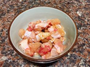 将鸡肉切成小丁加入适量生抽、料酒拌匀腌制片刻。