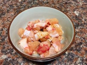 将鸡肉切成小丁加入适量生抽、料酒拌匀腌制片刻。