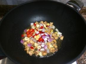 放入大蒜、生姜、洋葱、泡椒翻炒出香味。