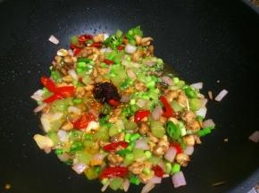 最后放入青椒和蒜苔，加入一勺老干妈油辣椒翻炒片刻即可出锅。