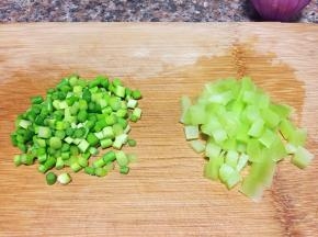 将蒜苔、莴苣切小颗粒。